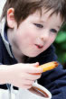 Niño comiendo churros